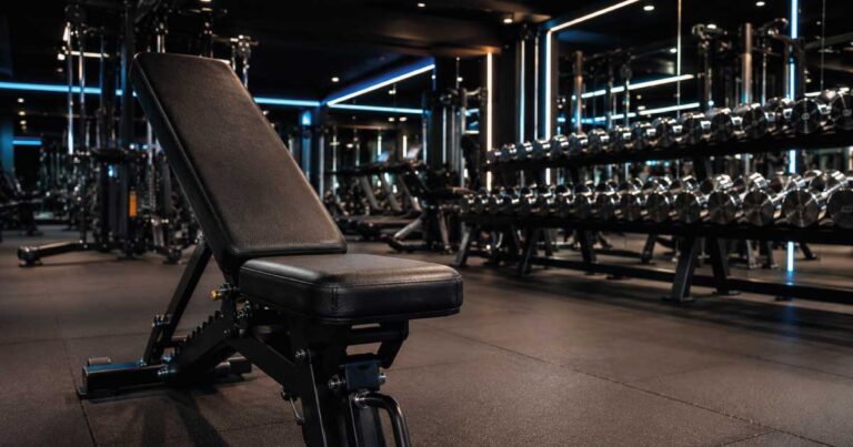 Banc de musculation dans une salle de sport moderne et luxueuse.